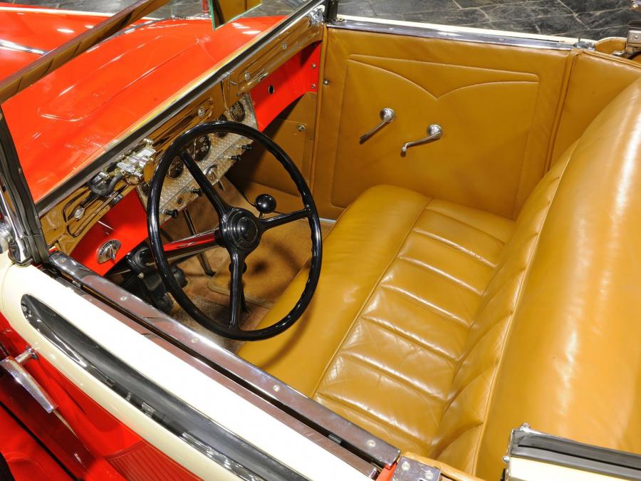 Интерьер Auburn 12-161A Custom Dual Ratio Convertible Coupe 1933 года  (фото 7 из 7)